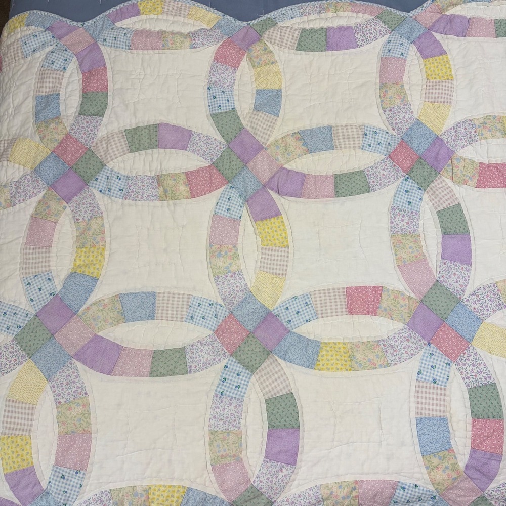 Vintage Handmade Double Wedding Ring Quilt Pastel Floral Scalloped 48x35